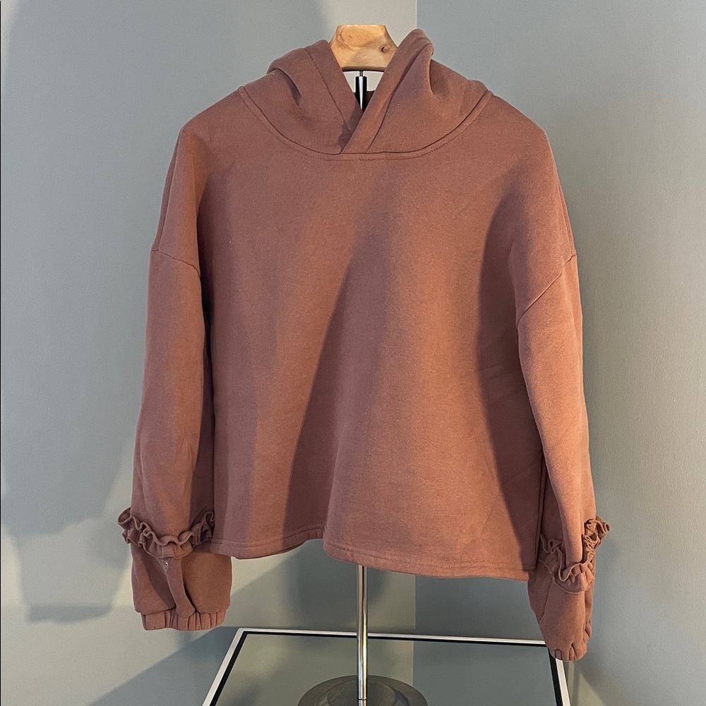 TCEC mauve slightly cropped sweatshirt hoodie with ruffle boutique nwot